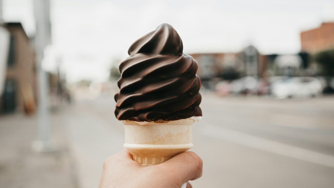 Chocolate Dipped Ice Cream Cone. Imagem ilustrativa para Sorvete de Casquinha de Chocolate com Recheio Cremoso de Maracujá.