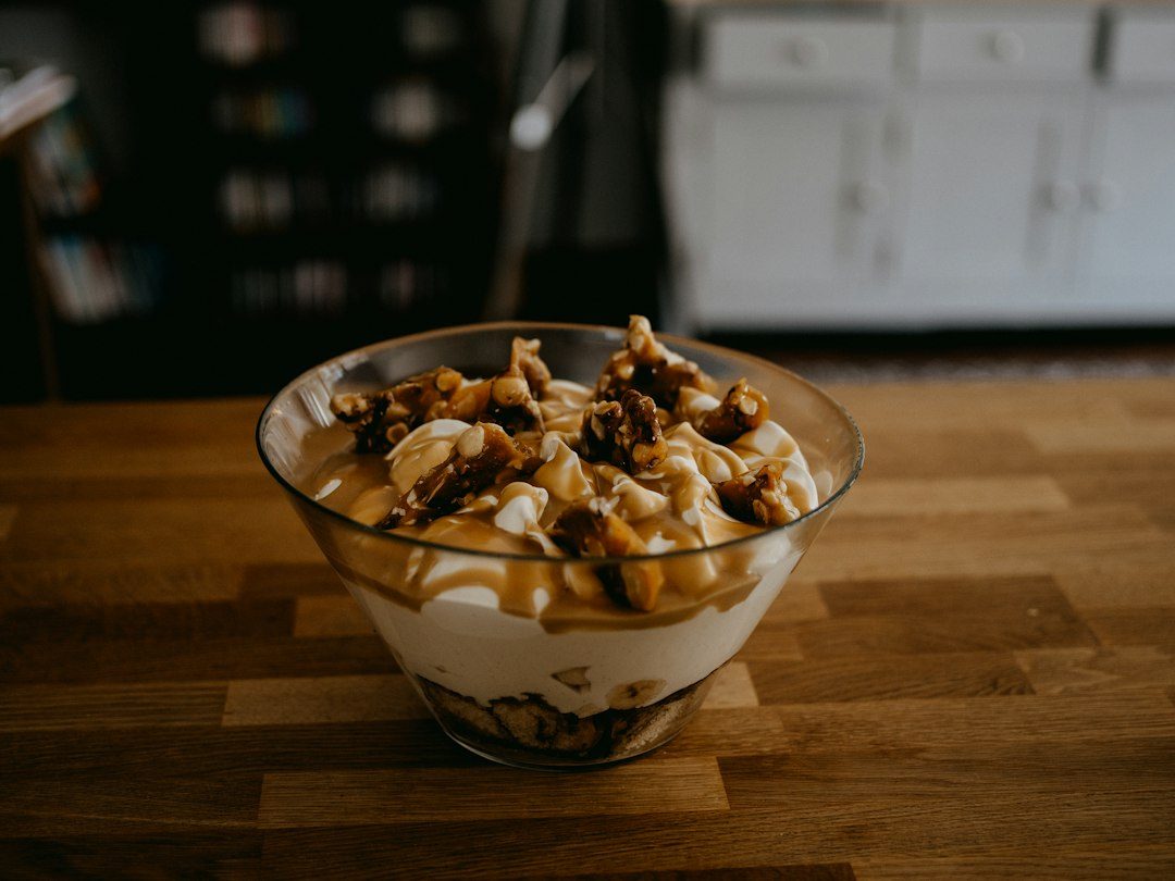 My birthday banoffee trifle with homemade peanut brittle - YU!. Imagem ilustrativa para Torta Banoffee com Banana e Doce de Leite.