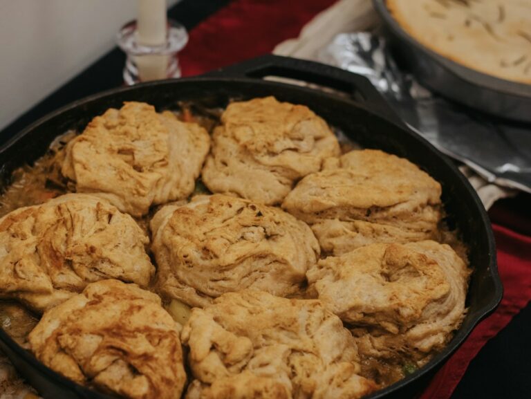 Sourdough-crust pie in skillet. Imagem ilustrativa para Torta de Frango Fácil com Biscoitos: Receita Simples e Deliciosa.